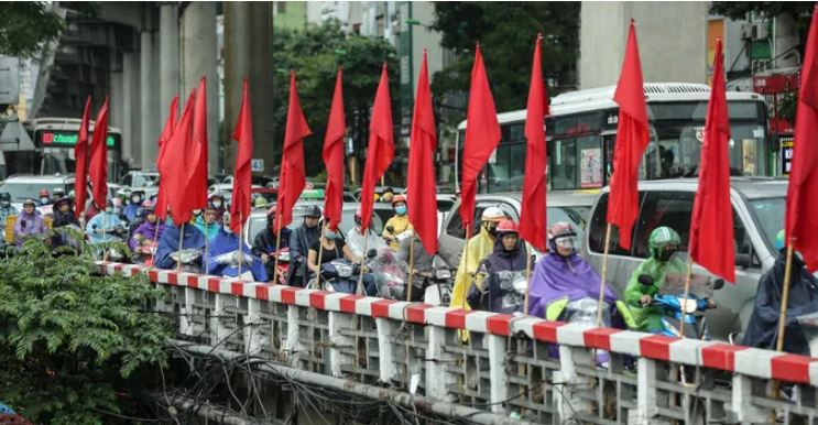 Tại đường Cầu Giấy nhiều người cùng phương tiện chôn chân dưới trời mưa khá lâu. (Ảnh: Người Lao Động). 