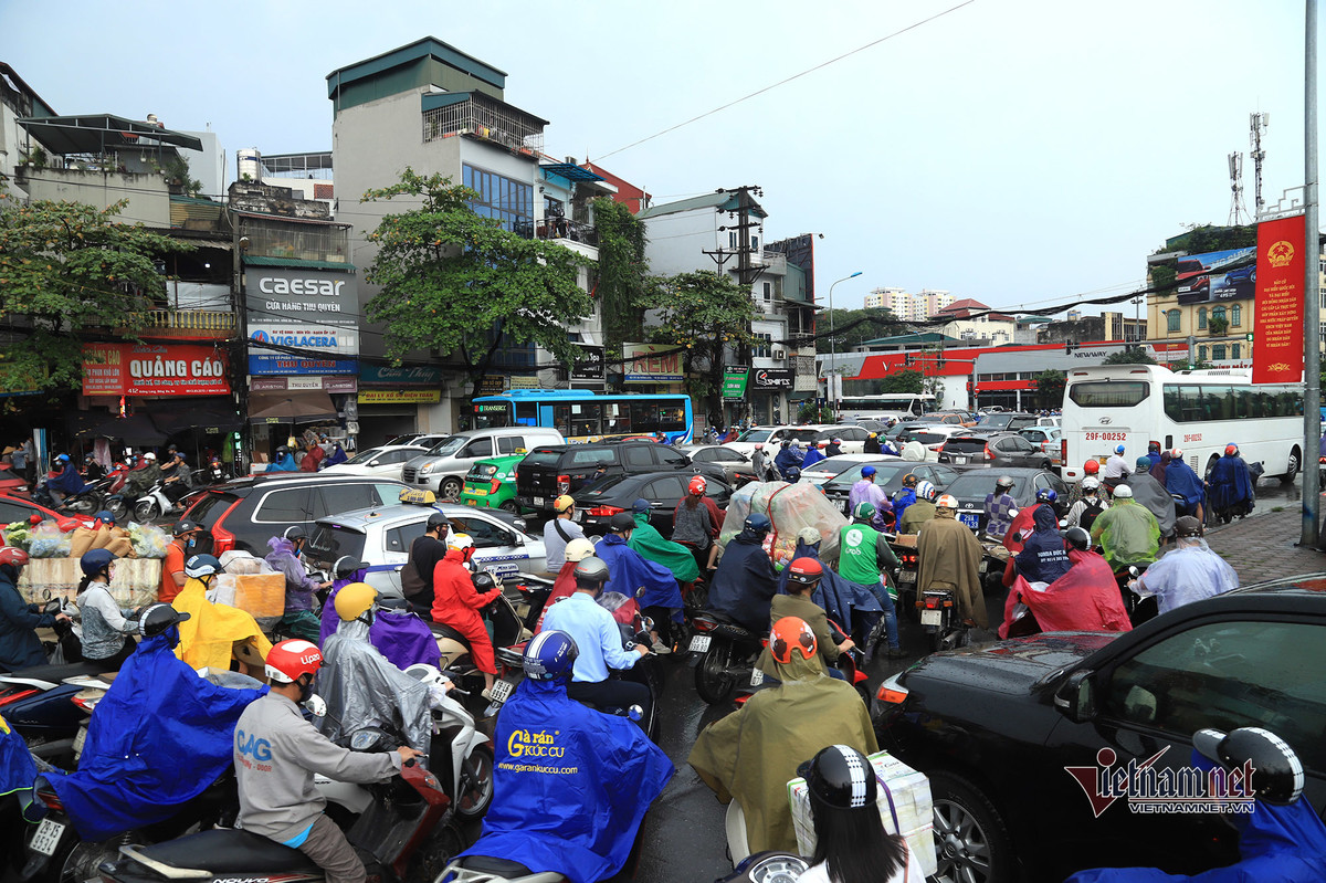 Trời mưa lớn nên ô tô cá nhân, xe taxi được sử dụng nhiều, tuy nhiên việc di chuyển hết sức chậm chạp. (Ảnh: Vietnamnet)