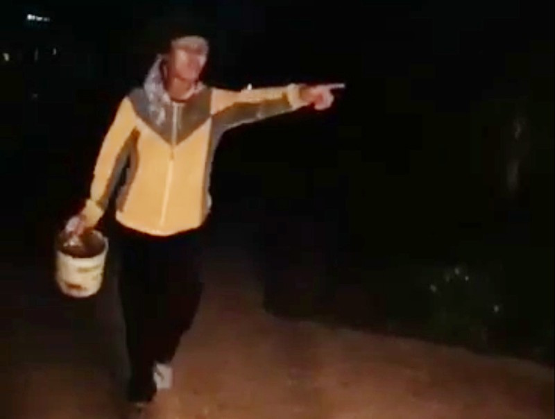  Khởi tố người phụ nữ đổ phân lên người bé 2 tuổi để đòi nợ: Ngày 26/4, Công an huyện Tây Hòa (Phú Yên) đã khởi tố bị can đối với Nguyễn Thị Chút (56 tuổi, ngụ xã Sơn Thành Tây) về tội làm nhục người khác. Trước đó, tối 9/4, bà Chút mang theo xô đựng phân pha nước bẩn đến nhà bà C.T.G (ngụ cùng địa phương) để đòi nợ. Bà Chút đã đổ phân pha chất bẩn, dầu lửa lên người bà G. cùng bé trai hai tuổi là con bà G.