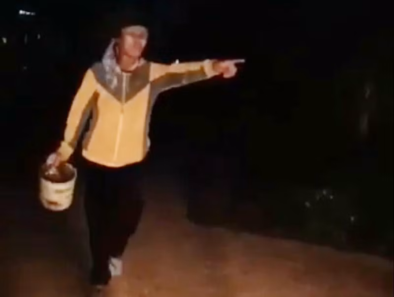  Khởi tố người phụ nữ đổ phân lên người bé 2 tuổi để đòi nợ: Ngày 26/4, Công an huyện Tây Hòa (Phú Yên) đã khởi tố bị can đối với Nguyễn Thị Chút (56 tuổi, ngụ xã Sơn Thành Tây) về tội làm nhục người khác. Trước đó, tối 9/4, bà Chút mang theo xô đựng phân pha nước bẩn đến nhà bà C.T.G (ngụ cùng địa phương) để đòi nợ. Bà Chút đã đổ phân pha chất bẩn, dầu lửa lên người bà G. cùng bé trai hai tuổi là con bà G.