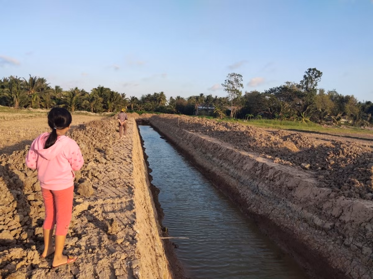  Tắm ao, 3 học sinh bị đuối nước thương tâm: Ngày 26/3, Công an huyện Gò Công Đông, tỉnh Tiền Giang cho biết vừa hoàn tất công tác kiểm tra tử thi, làm thủ tục bàn giao thi thể 3 học sinh đuối nước thương tâm. 3 học sinh bị đuối nước gồm: Đoàn Lê Thái Vy (10 tuổi), Đoàn Lê Thái Tú (8 tuổi) và Lê Thị Như Vy (10 tuổi), cùng xin phép gia đình đi chơi và bị đuối nước ở một chiếc ao thuộc ấp Nghĩa Chí, xã Phước Trung.