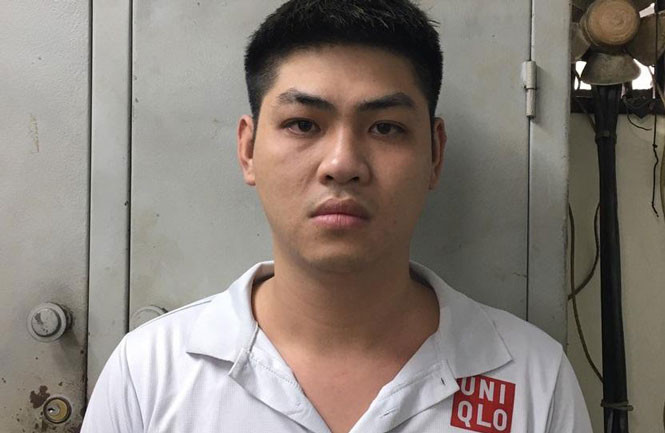  Dâm ô với em họ, cho tiền rồi dặn "không được nói với ai": Sau khi có hành vi quấy rối và dâm ô, Phạm Ngọc Trung (SN: 1993, ở quận Đống Đa, Hà Nội) đưa cho cháu T. (SN: 2009; ở quận Đống Đa) 50.000 đồng và chở cháu đến quán điện tử tại ngõ Thông Phong (quận Đống Đa), dặn không được nói cho ai biết sự việc. Tuy nhiên, sự việc sau đó bị tố giác. Ngày 26/4, Công an quận Đống Đa cho biết đang tạm giữ Trung để điều tra.