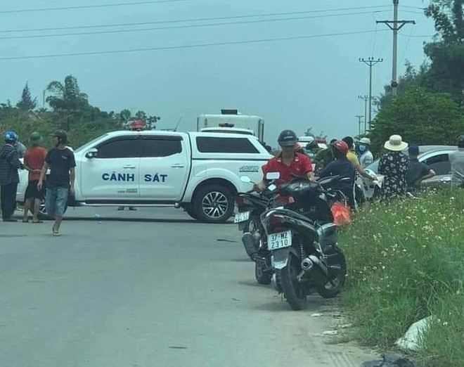  Thi thể người đàn ông cuốn chiếu để trong bụi rậm ven đường: Ngày 26/4, UBND phường Quán Bàu, TP. Vinh, Nghệ An, cho biết, người dân vừa phát hiện một thi thể chưa rõ danh tính được cuốn chiếu, bỏ tại bụi cỏ rậm ven đường ở khu vực gần đường trên địa bàn khối 10 của phường.