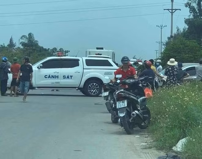  Thi thể người đàn ông cuốn chiếu để trong bụi rậm ven đường: Ngày 26/4, UBND phường Quán Bàu, TP. Vinh, Nghệ An, cho biết, người dân vừa phát hiện một thi thể chưa rõ danh tính được cuốn chiếu, bỏ tại bụi cỏ rậm ven đường ở khu vực gần đường trên địa bàn khối 10 của phường.