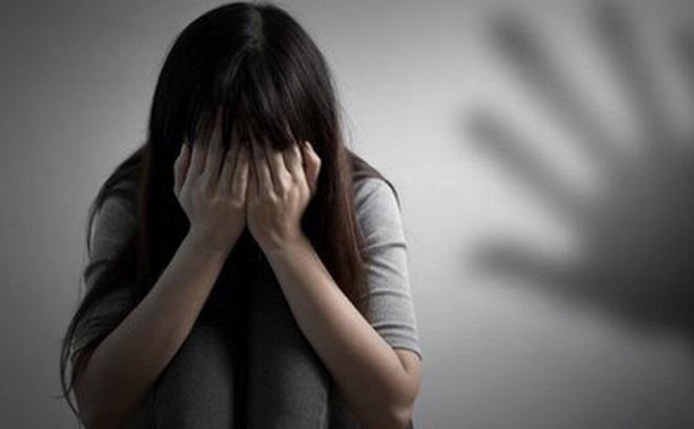  Cha dượng nhiều lần giở trò đồi bại với con riêng 14 tuổi của vợ: Lý Văn Hiếu (53 tuổi, trú huyện Đắk G'Long, tỉnh Đắk Nông) đã thú nhận hành vi phạm tội của mình. Ngoài ra, đối tượng còn khai nhận trước đó đã nhiều lần thực hiện hành vi tương tự với cháu T. trong khoảng thời gian từ cuối tháng 2/2021 đến tháng 4/2021. Ngày 21/4, VKSND huyện Đắk G'Long phê chuẩn khởi tố, bắt tạm giam Hiếu. 