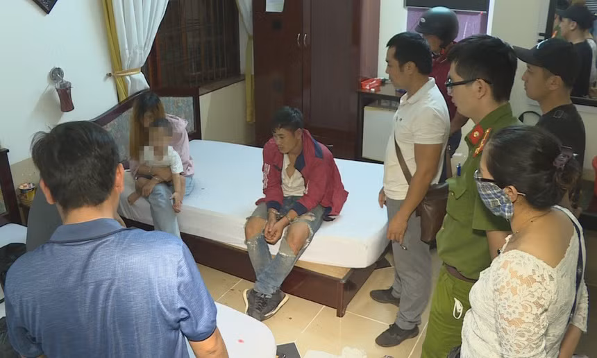  Vây bắt đôi nam nữ sử dụng ma túy, nam cảnh sát bị đâm: Lê Thị Khánh Trâm (34 tuổi, ngụ TP Buôn Ma Thuột), Hoàng Dân Thắng (31 tuổi, ngụ huyện Krông Ana, Đắk Lắk) bị Công an phát hiện sử dụng ma túy trong nhà nghỉ trên đường Lý Thường Kiệt (TP Buôn Ma Thuột), Thắng dùng dao tấn công khiến một công an bị thương. Ngày 25/4, Công an Đắk Lắk cho biết đang tạm giữ 2 đối tượng này. 