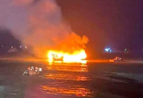  Hai tàu cá bị cháy rụi, thiệt hại hơn 3 tỷ đồng: Rạng sáng 25/4, khi tàu cá của gia đình ông Đặng Trường Giang và tàu cá của gia đình ông Nguyễn Văn Thành (đều ở ở xã Ngư Lộc, Thanh Hóa) đang neo đậu ngoài cửa biển Ngư Lộc thì bất ngờ bốc cháy dữ dội. Chỉ trong chốc lát cả 2 chiếc tàu đã bị lửa thiêu rụi hoàn toàn. Ước tính thiệt hại khoảng 3,2 tỷ đồng. 