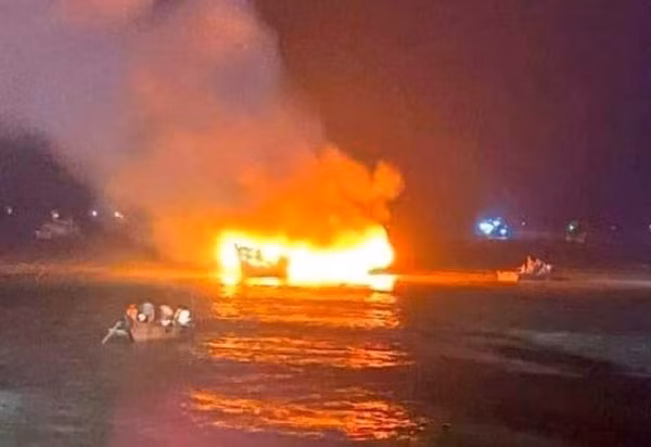  Hai tàu cá bị cháy rụi, thiệt hại hơn 3 tỷ đồng: Rạng sáng 25/4, khi tàu cá của gia đình ông Đặng Trường Giang và tàu cá của gia đình ông Nguyễn Văn Thành (đều ở ở xã Ngư Lộc, Thanh Hóa) đang neo đậu ngoài cửa biển Ngư Lộc thì bất ngờ bốc cháy dữ dội. Chỉ trong chốc lát cả 2 chiếc tàu đã bị lửa thiêu rụi hoàn toàn. Ước tính thiệt hại khoảng 3,2 tỷ đồng. 