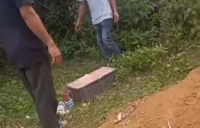 Tin nong ngay 25/4: Be trai 7 tuoi tu vong trong ho boi khu du lich-Hinh-2