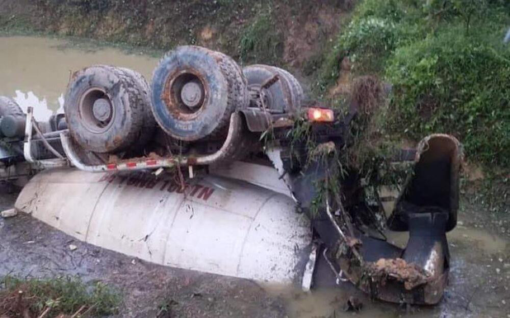  Xe bồn lật ngửa chìm dưới ao nước, tài xế mắc kẹt tử vong: Khoảng 5h ngày 25/4, người dân tại xã Vô Tranh (Phú lương, Thái Nguyên) phát hiện chiếc xe bồn chở bê tông bất ngờ lật ngửa dưới ao nước, tài xế vẫn mắc kẹt bên trong. Sau đó, lực lượng chức năng đã sử dụng máy bơm nước công suất lớn để tát ao, ứng cứu nạn nhân. Tuy nhiên, tài xế này bị mắc kẹt phía trong xe đã không qua khỏi.