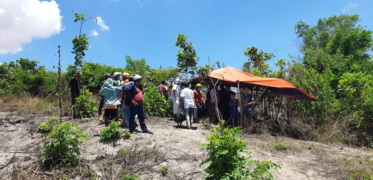  Thi thể người bị đốt cháy trên đồi cát: Người dân ở thị trấn Lương Sơn (Bình Thuận) đã phát hiện thi thể người bị đốt cháy gần như hoàn toàn chỉ còn phần xương. Sau đó, đã báo vụ việc lên cơ quan chức năng. Ngày 25/4, Công an tỉnh Bình Thuận cho biết, đang điều tra vụ việc. 