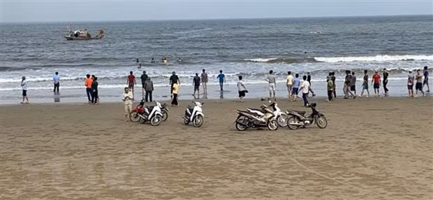  Tìm thấy nạn nhân cuối cùng trong vụ 4 học sinh đuối nước: Đến 13h30 ngày 25/4, các lực lượng chức năng đã tìm thấy thi thể thứ 4 trong vụ việc 4 học sinh đuối nước khi tắm biển tại thôn Thanh Xuân, xã Hoằng Hải, huyện Hoằng Hóa, tỉnh Thanh Hóa. Trước đó, ngày 23/4, một nhóm học sinh rủ nhau đi tắm biển thì không may bị nước biển cuốn trôi 4 em. 