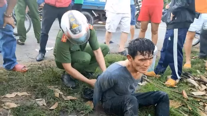  Tài xế taxi Mai Linh bị khống chế, cướp xe lúc rạng sáng: Khoảng 4h13 ngày 25/4, Lý Chấn Cường (ngụ tỉnh Bình Dương) đón xe taxi Mai Linh đi từ đường Hàm Nghi, quận 1, TP.HCM về KCN Sóng Thần (Bình Dương) đã dùng kéo khống chế, cướp taxi của công ty Mai Linh rồi bỏ trốn. Đến 6h30 cùng ngày, lực lượng chức năng đã bắt được Cường. 