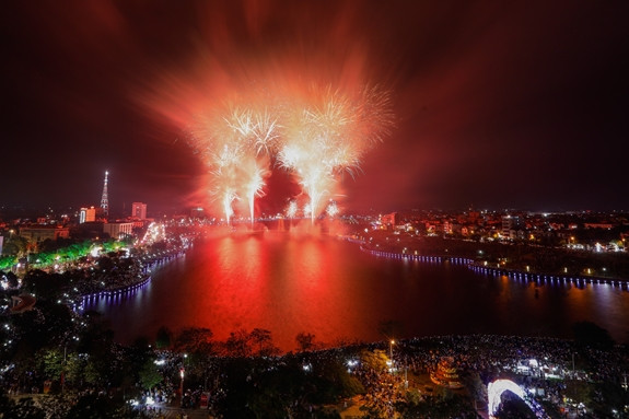Pháo hoa rực sáng trên bầu trời Đất Tổ. (Ảnh: Báo Quân Đội Nhân Dân)