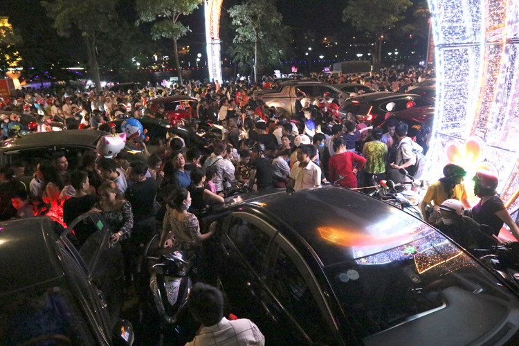 Sau màn pháo hoa, người dân chật vật ra về vì đường đông, tuy nhiên ai nấy đều cảm thấy thích thú. (Ảnh: Báo Tin Tức). 