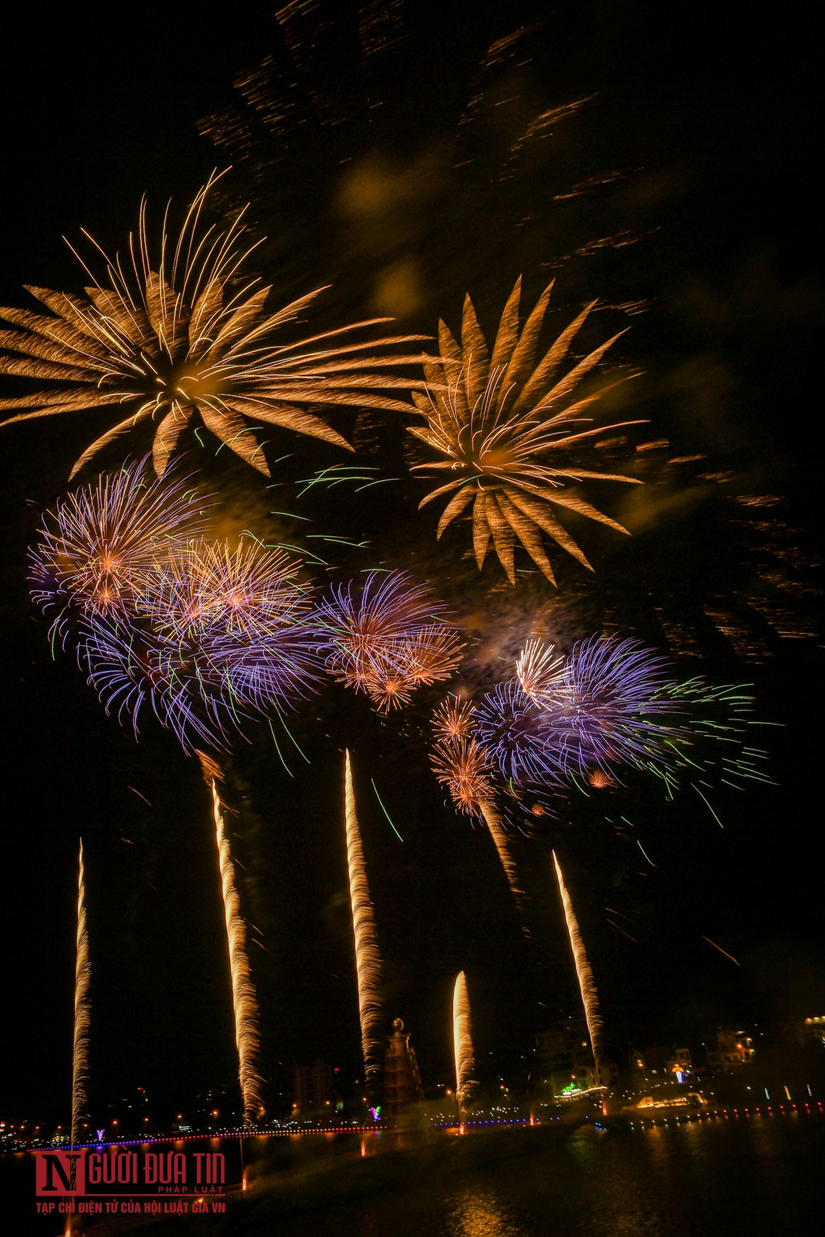 Việc tổ chức bắn pháo hoa được thực hiện theo đúng quy định về quản lý và sử dụng pháo. (Ảnh: Người Đưa tin)