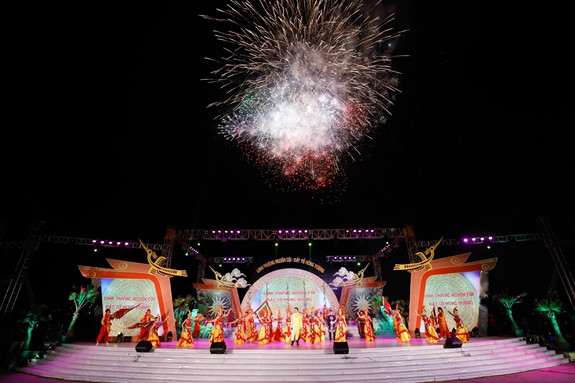 Một số tiết mục văn nghệ trong chương trình nghệ thuật với chủ đề “Linh thiêng nguồn cội - Đất Tổ Hùng Vương”. (Ảnh: Báo Quân Đội Nhân Dân)