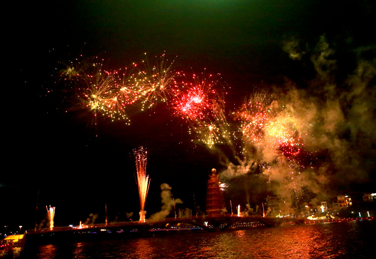 21h30, những loạt pháo hoa đầu tiên được bắn lên trời. Đông đảo người dân và du khách reo hò, thích thú. (Ảnh: Báo Tin Tức)