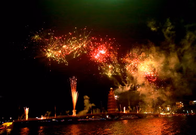 21h30, những loạt pháo hoa đầu tiên được bắn lên trời. Đông đảo người dân và du khách reo hò, thích thú. (Ảnh: Báo Tin Tức)