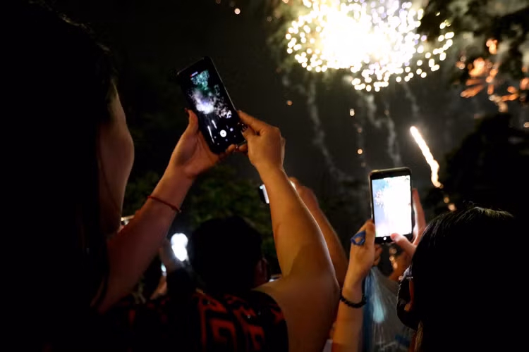 Rất đông người dùng điện thoại di động ghi lại nhưng hình ảnh đáng nhớ này. (Ảnh: Báo Tin Tức) 