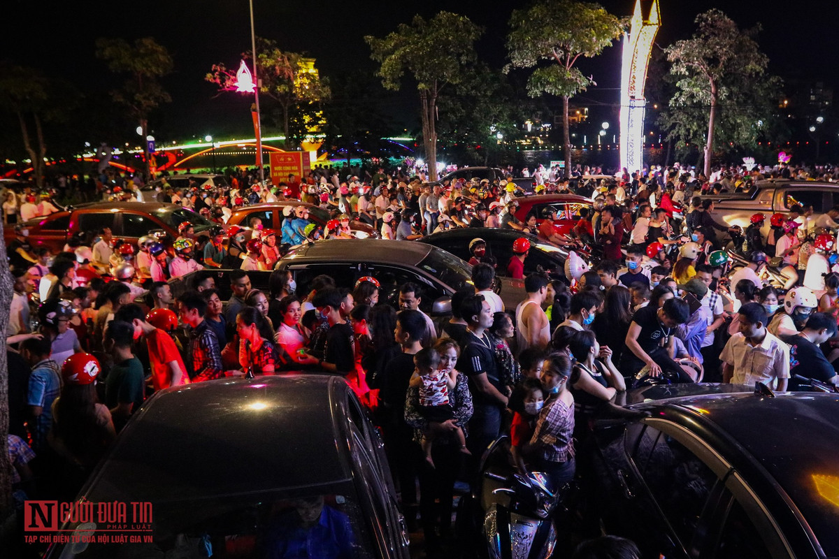 Càng gần tới thời điểm bắn pháo hoa thì dòng người đổ về đây rất đông. (Ảnh: Người Đưa tin)