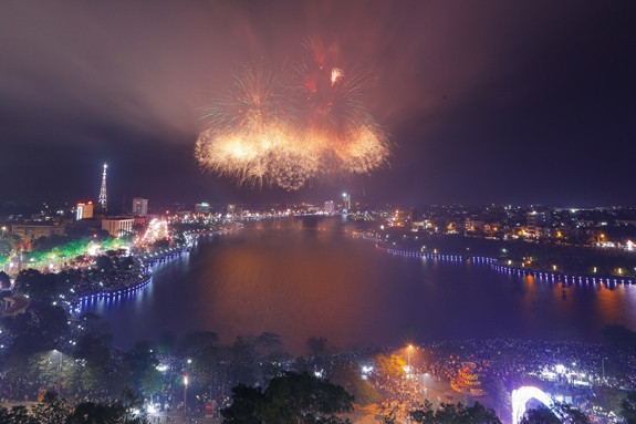Nhiều loạt pháo hoa đủ màu sắc lung linh trên bầu trời. (Ảnh: Báo Quân Đội Nhân Dân)