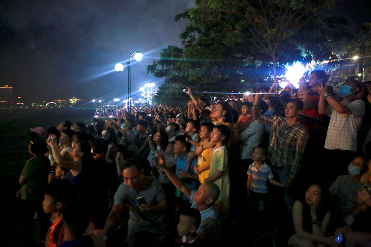 Man nhan voi man trinh dien phao hoa ruc sang Phu Tho mung ngay Gio To-Hinh-2