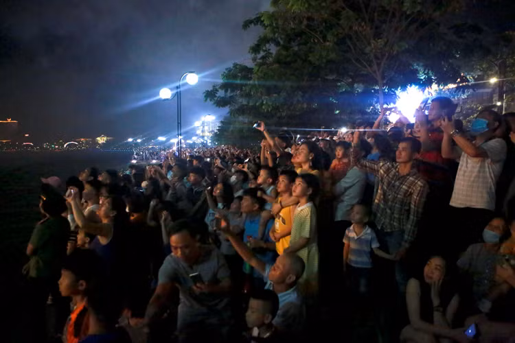 Rất đông người dân có mặt từ sớm để chờ đón xem màn pháo hoa tầm cao tại Hồ Công viên Văn Lang, thành phố Việt Trì. (Ảnh: Báo Tin Tức)