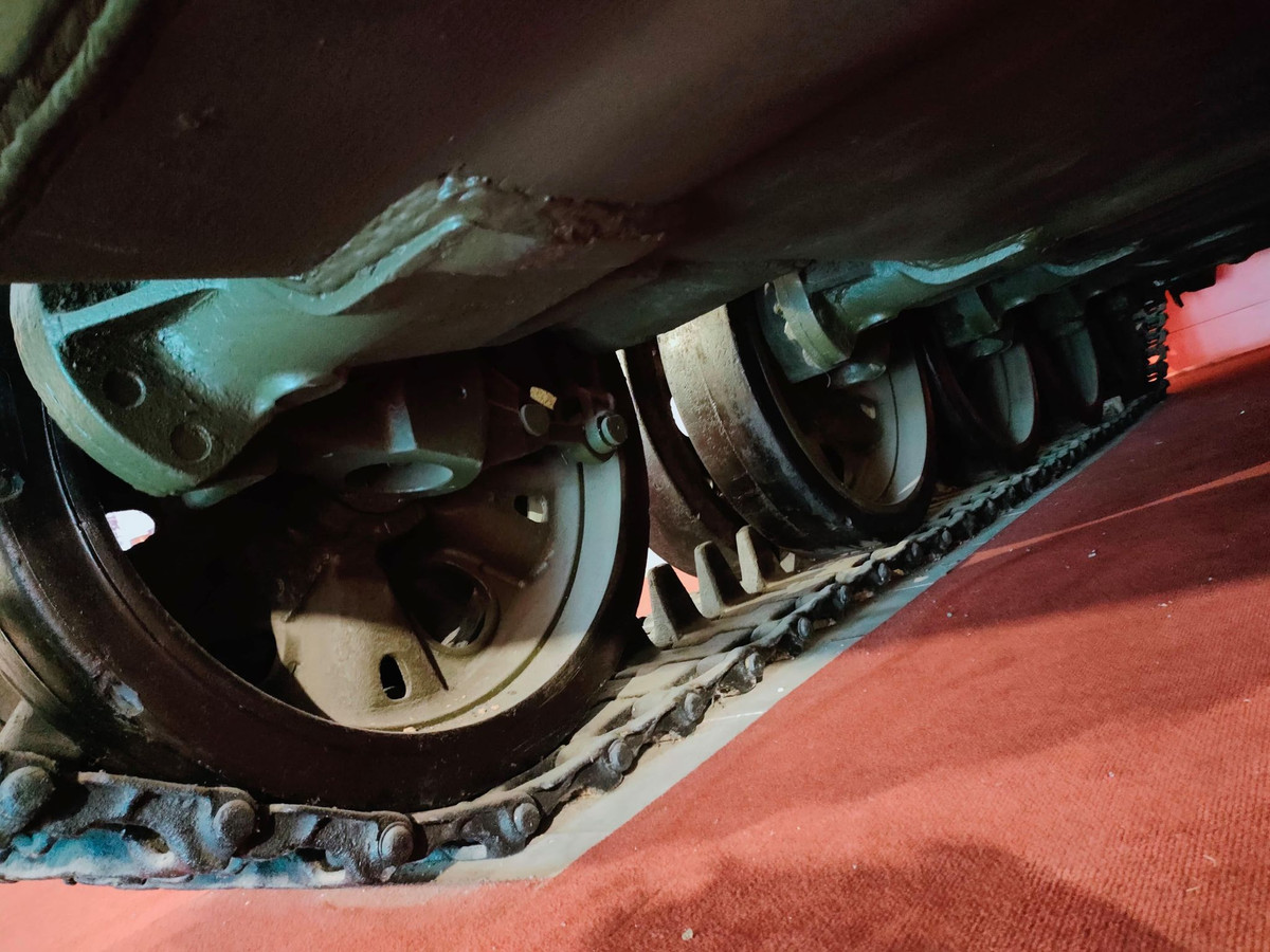 Xe tăng 390 đi sau lập tức xông lên húc đổ cánh cổng chính. Đại đội trưởng Bùi Quang Thận nhảy ra khỏi xe và chạy lên nóc Dinh Độc Lập cắm lá cờ Mặt trận dân tộc Giải phóng miền Nam Việt Nam. Đây là sự kiện đánh dấu giờ phút thiêng liêng của dân tộc, kết thúc vẻ vang cuộc kháng chiến chống Mỹ, cứu nước.