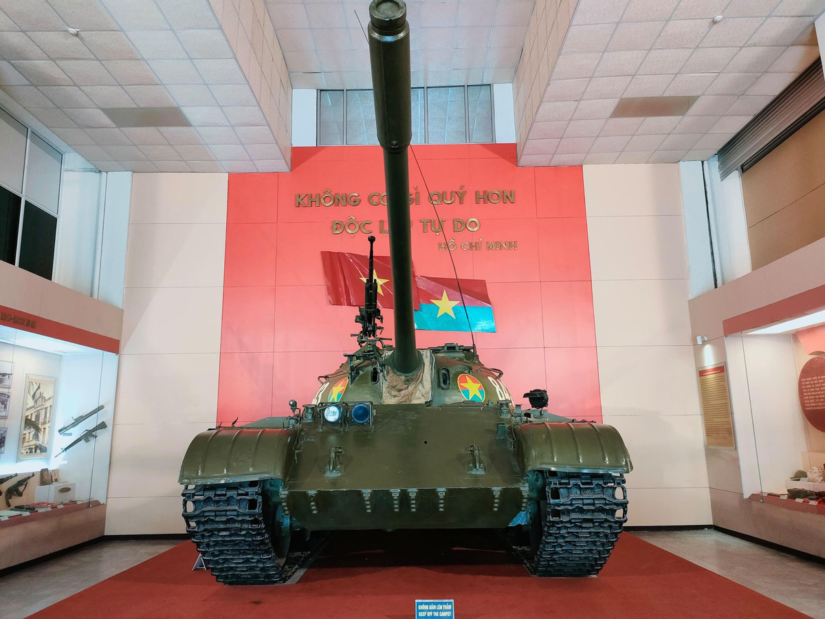 Sau ngày thống nhất, xe tăng 843 được lệnh ra tiếp quản cảng Nhà Bè (nay là cảng Nhà Rồng) rồi hành quân về Tổng kho Long Bình. Sau đó, xe được đưa ra Hà Nội dự triển lãm mừng ngày thống nhất.