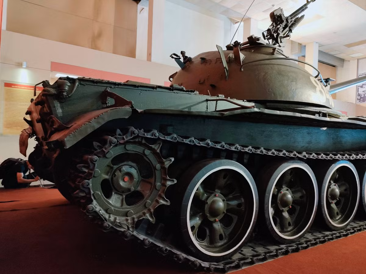 Trước đó, xe tăng 843 đã tham gia giải phóng Huế, Đà Nẵng, sau đó tiếp tục hành quân tham gia giải phóng các tỉnh ven biển miền Trung và thẳng tiến về Sài Gòn với tinh thần “thần tốc và quyết thắng”. Từ ngày 26 đến 29/4/1975, xe tăng 843 đã tham gia chiến đấu đập tan tuyến phòng thủ của địch ở căn cứ Nước Trong.