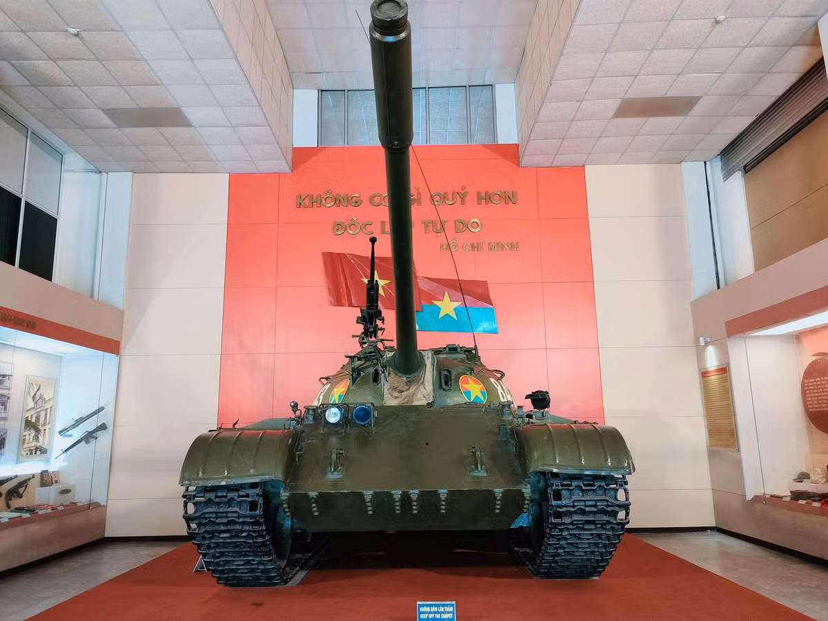 Sau ngày thống nhất, xe tăng 843 được lệnh ra tiếp quản cảng Nhà Bè (nay là cảng Nhà Rồng) rồi hành quân về Tổng kho Long Bình. Sau đó, xe được đưa ra Hà Nội dự triển lãm mừng ngày thống nhất.