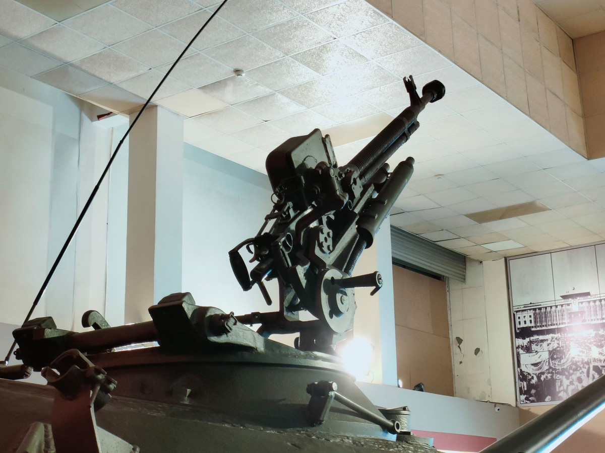 Tiếp sau là xe tăng T-59 số hiệu 390 do Chính trị viên Vũ Đăng Toàn chỉ huy; kíp xe gồm Ngô Sĩ Nguyên-pháo thủ số 1, Lê Văn Phượng-Đại đội phó kỹ thuật (thay thế pháo thủ số 2 Đỗ Cao Trường bị thương phải ở lại tuyến sau), Nguyễn Văn Tập-lái xe.