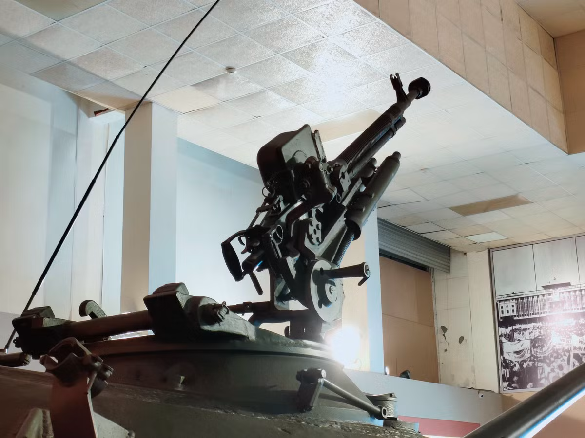 Tiếp sau là xe tăng T-59 số hiệu 390 do Chính trị viên Vũ Đăng Toàn chỉ huy; kíp xe gồm Ngô Sĩ Nguyên-pháo thủ số 1, Lê Văn Phượng-Đại đội phó kỹ thuật (thay thế pháo thủ số 2 Đỗ Cao Trường bị thương phải ở lại tuyến sau), Nguyễn Văn Tập-lái xe.