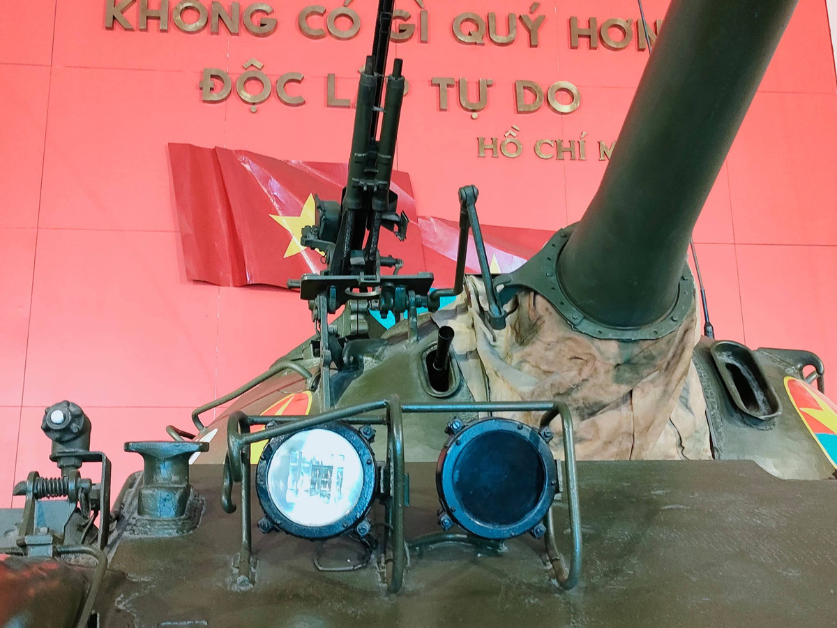 Trên đường đến Dinh Độc Lập, xe tăng 843 đã bắn cháy 3 xe tăng và bọc thép của địch; 11 giờ ngày 30/4/1975, xe tăng đã húc vào cổng phụ của Dinh Độc Lập, sau đó bị chết máy.