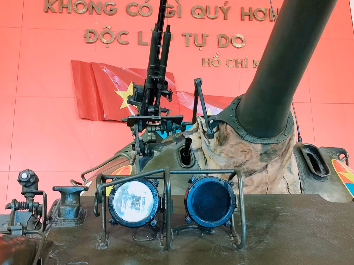 Trên đường đến Dinh Độc Lập, xe tăng 843 đã bắn cháy 3 xe tăng và bọc thép của địch; 11 giờ ngày 30/4/1975, xe tăng đã húc vào cổng phụ của Dinh Độc Lập, sau đó bị chết máy.