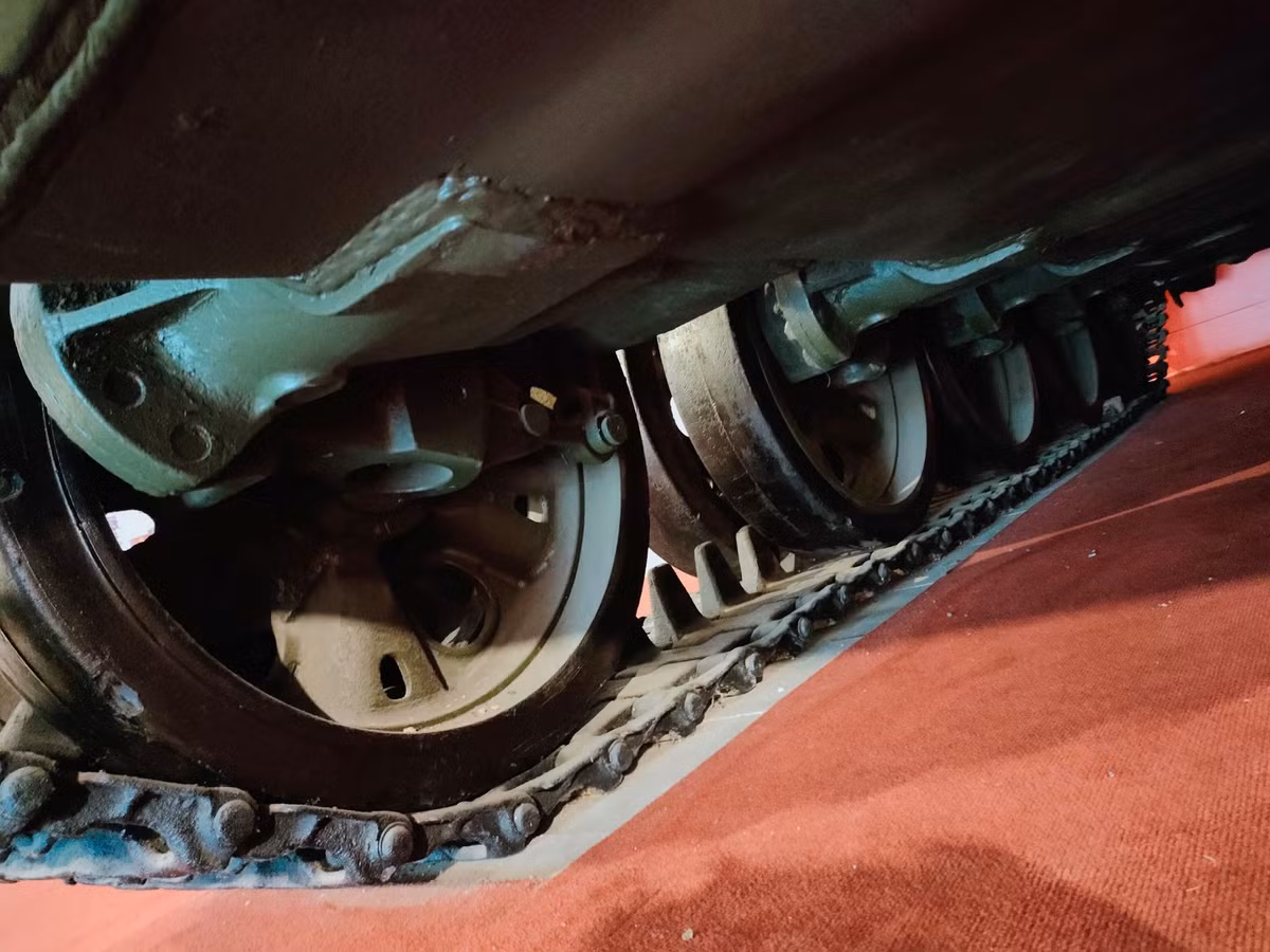 Xe tăng 390 đi sau lập tức xông lên húc đổ cánh cổng chính. Đại đội trưởng Bùi Quang Thận nhảy ra khỏi xe và chạy lên nóc Dinh Độc Lập cắm lá cờ Mặt trận dân tộc Giải phóng miền Nam Việt Nam. Đây là sự kiện đánh dấu giờ phút thiêng liêng của dân tộc, kết thúc vẻ vang cuộc kháng chiến chống Mỹ, cứu nước.