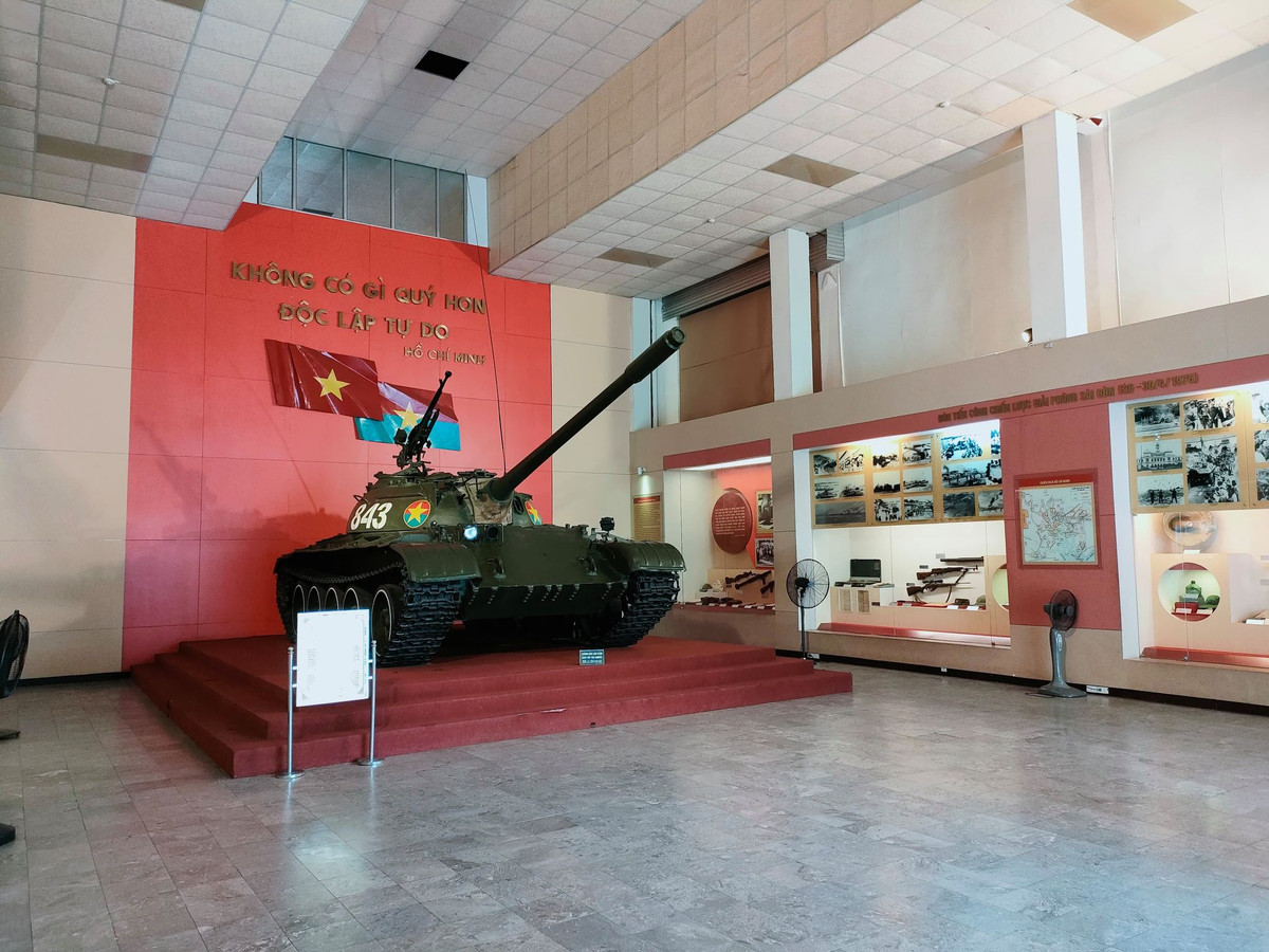 Sau khi tràn qua cầu Sài Gòn, trên hướng tiến công của Quân đoàn 2, lực lượng đột kích thọc sâu của Lữ đoàn Tăng thiết giáp 203 chia thành hai mũi theo đại lộ Thống Nhất và đại lộ Hồng Thập Tự tiến về dinh Tổng thống chính quyền Sài Gòn.