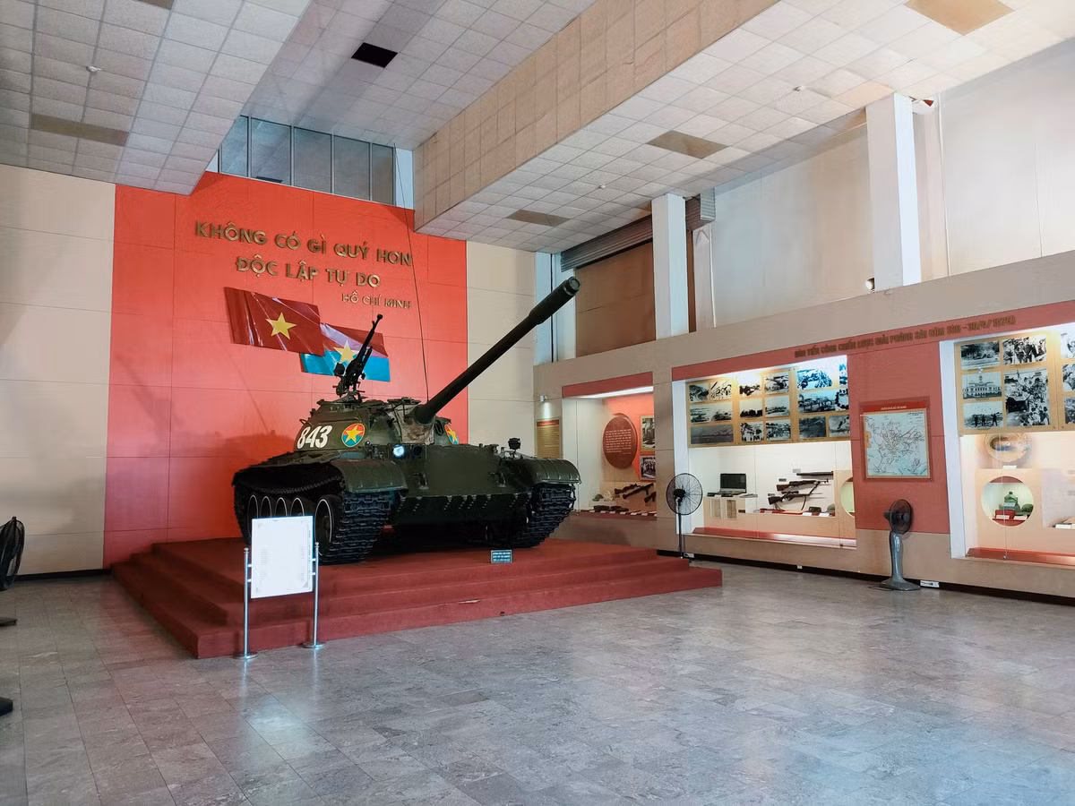 Sau khi tràn qua cầu Sài Gòn, trên hướng tiến công của Quân đoàn 2, lực lượng đột kích thọc sâu của Lữ đoàn Tăng thiết giáp 203 chia thành hai mũi theo đại lộ Thống Nhất và đại lộ Hồng Thập Tự tiến về dinh Tổng thống chính quyền Sài Gòn.