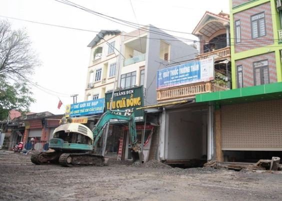 Bởi vậy, từ 22/4, Ban tiếp tục chỉ đạo đơn vị thi công thực hiện các bước tiếp theo như: Khoan sâu hơn 20m, sau đó phụt vữa, xi măng và bentonit nhằm gia cố nền toàn bộ hố sụt.