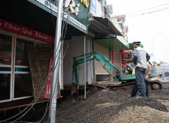 Đồng thời, xử lý phần hở chân móng của 4 hộ dân bằng biện pháp bơm vữa xi măng vào móng nhà, gia cố thép hình chống đỡ chân móng để bảo đảm an toàn nhà dân và trong quá trình thi công khắc phục hố sụt lún.