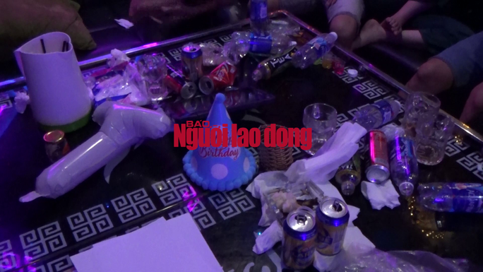 Tại hiện trường, công an thu giữ nhiều bộ dụng cụ sử dụng trái phép chất ma túy, nhiều gói nylon nghi là ma túy cùng nhiều tang vật khác.