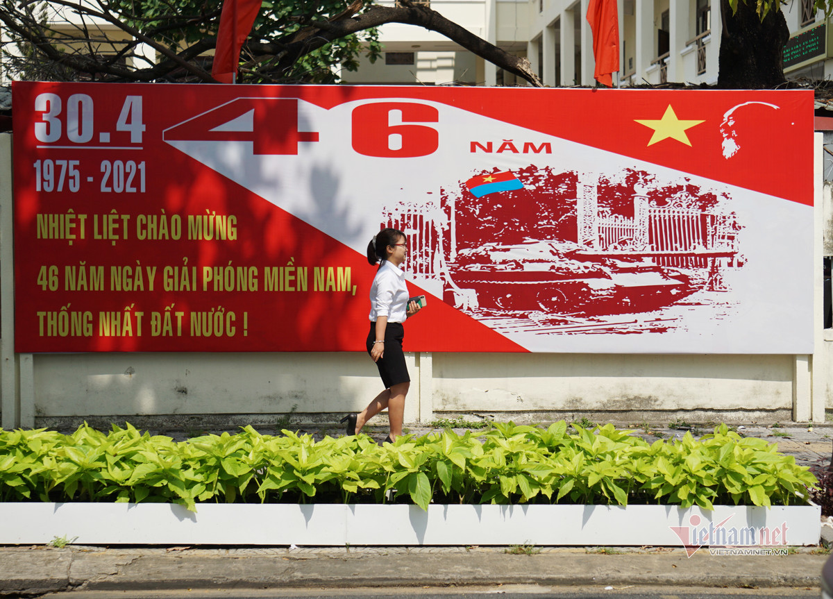 Trước các cơ quan hành chính được trang hoàng chào mừng ngày lễ trọng đại của dân tộc - Ngày Giải phóng miền Nam, Thống nhất đất nước 30/4.