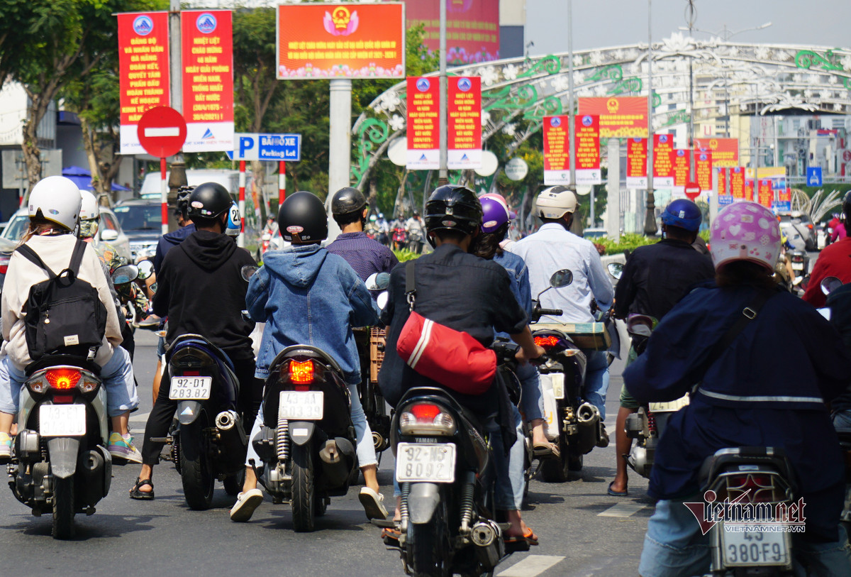 Đường phố ở Đà Nẵng lắp đặt pano chào mừng kỷ niệm 46 năm ngày Giải phóng miền Nam thống nhất đất nước.