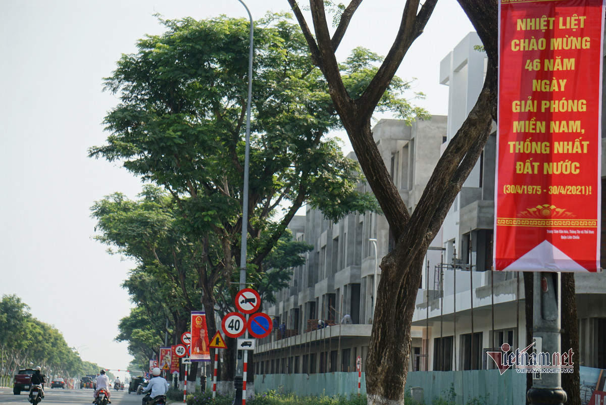 Băng rôn chào mừng 46 năm ngày Giải phóng miền Nam thống nhất đất nước treo khắp các tuyến phố ở Đà Nẵng. 