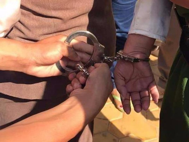  Truy tố Giám đốc Công ty TNHH TMDV xuất nhập khẩu Hajime: Ngày 20/4, Công an TP.HCM cho biết, vừa hoàn tất kết luận điều tra đề nghị truy tố Đoàn Duy Bình (37 tuổi, Giám đốc Công ty TNHH Thương mại Dịch vụ Xuất nhập khẩu Hajime) về tội lừa đảo chiếm đoạt tài sản. Do thiếu nợ, Bình nghĩ ra cách lừa đảo những người có nhu cầu đi xuất khẩu lao động tại Nhật để chiếm đoạt tiền hàng tỷ đồng. (Ảnh minh họa).