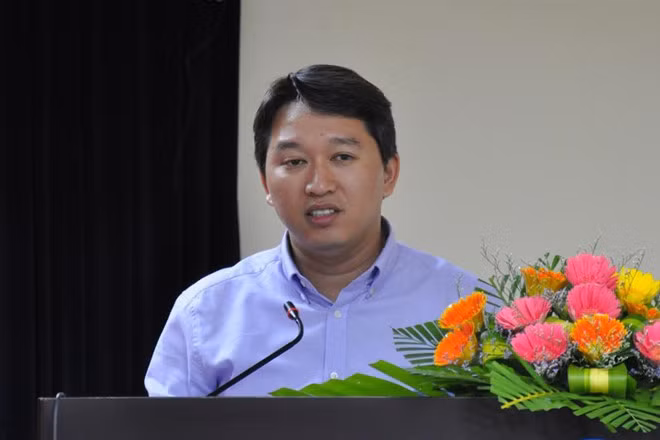 Từ năm 2007, ông Ninh công tác tại Văn phòng Trung ương Đảng, kinh qua các chức vụ: Phó Vụ trưởng Vụ Pháp luật và cải cách tư pháp (từ 2007 - 2012); Vụ trưởng, thư ký của Chánh văn phòng Trung ương Đảng (từ năm 2013).