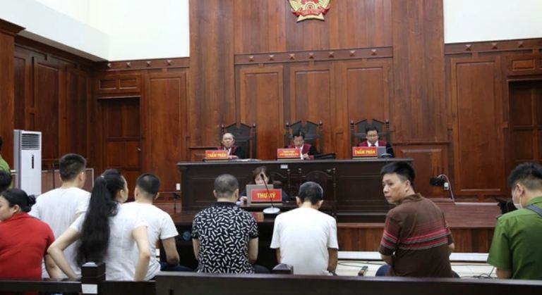 Tuy nhiên, HĐXX cấp phúc thẩm nhận định các bị cáo biết rõ tác hại của ma túy đối với sức khỏe con người nhưng vì động cơ vụ lợi đã bất chấp phạm tội. Khi lượng hình, tòa sơ thẩm đã đánh giá tính chất, mức độ của hành vi phạm tội. Các bị cáo đã ăn năn, hối cải nhưng hậu quả hành vi mà Văn Kính Dương và đồng phạm gây ra là đặc biệt nghiêm trọng. Do đó, HĐXX không có căn cứ để giảm nhẹ hình phạt cho các bị cáo.