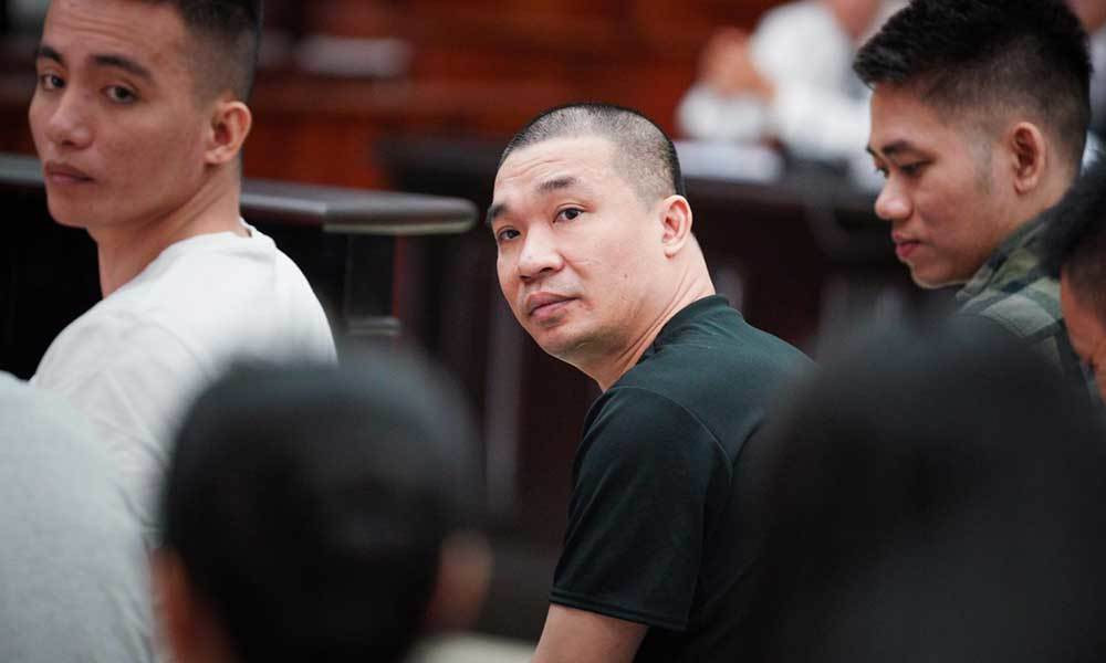 Sau đó, Dương làm giả CMND và thuê nhà ở TP.HCM để tổ chức sản xuất, mua bán trái phép chất ma túy. HĐXX cho rằng Dương có nhân thân đặc biệt xấu, phạm tội khi đang chấp hành án, hành vi phạm tội đặc biệt nguy hiểm, mức án sơ thẩm tuyên là phù hợp, không nặng nên giữ nguyên. 