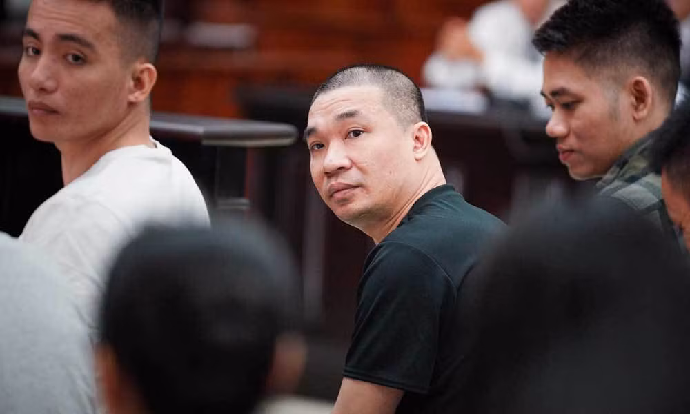 Sau đó, Dương làm giả CMND và thuê nhà ở TP.HCM để tổ chức sản xuất, mua bán trái phép chất ma túy. HĐXX cho rằng Dương có nhân thân đặc biệt xấu, phạm tội khi đang chấp hành án, hành vi phạm tội đặc biệt nguy hiểm, mức án sơ thẩm tuyên là phù hợp, không nặng nên giữ nguyên. 